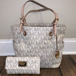 Michael Kors purse and wallet combo!!!!